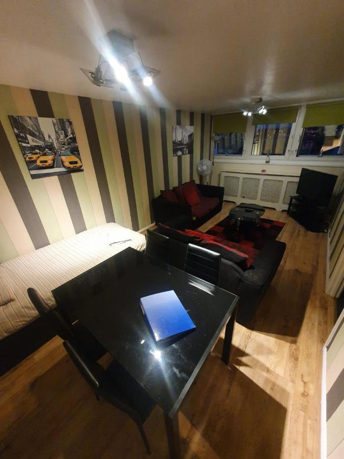 Snooze Central: Victoria Centre With Cooking Apartment *