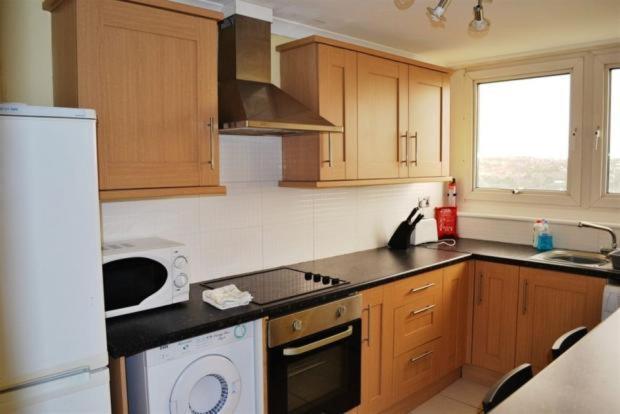 Snooze Central: Victoria Centre With Cooking Apartment