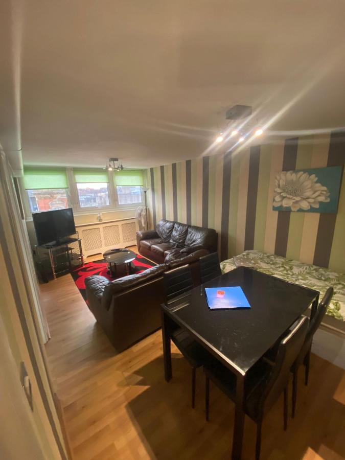 Snooze Central: Victoria Centre With Cooking Apartment