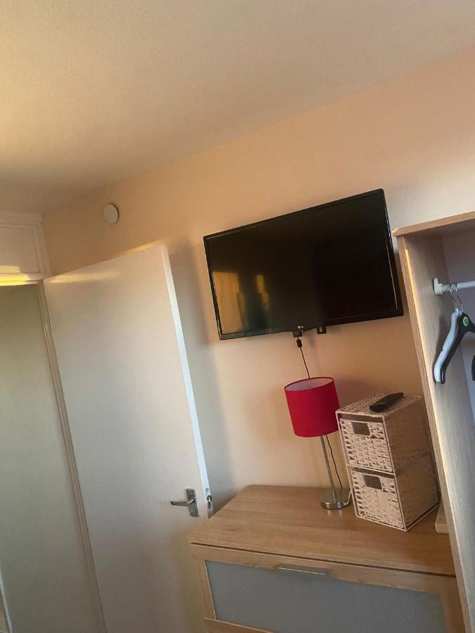 Snooze Central: Victoria Centre With Cooking Apartment